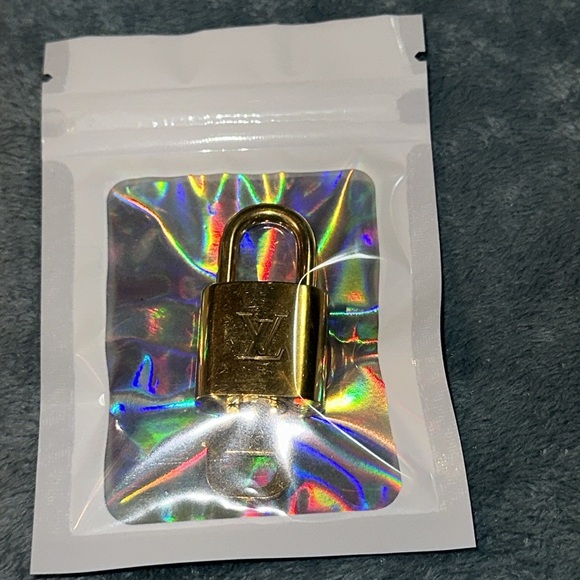 Louis Vuitton gold lock and key 🔐 310 - Picture 7 of 12
